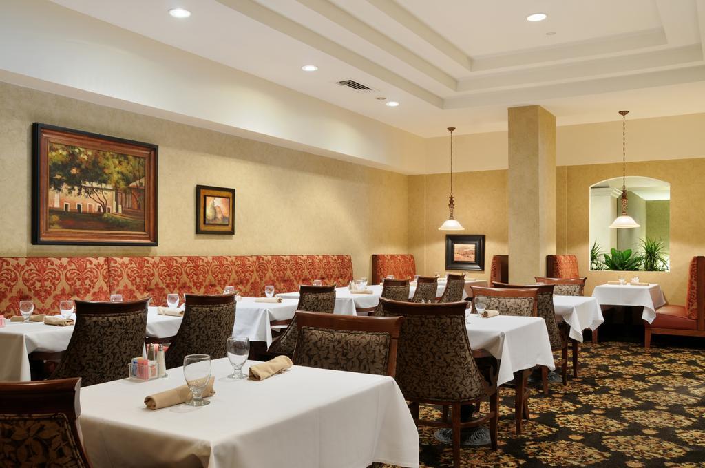 Ramada Plaza Hotel Columbus Restaurant photo