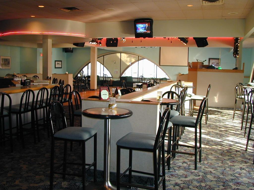 Ramada Plaza Hotel Columbus Restaurant photo