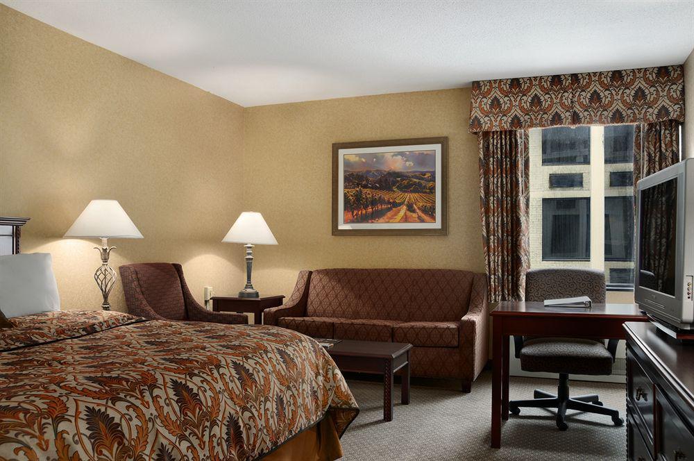 Ramada Plaza Hotel Columbus Room photo